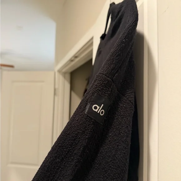 Black Alo Cropped Long Sleeve Top - Picture 2 of 2